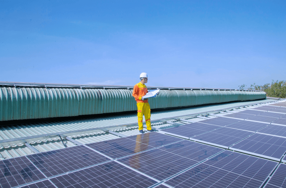 Nhân viên kỹ thuật đang kiểm tra tấm pin mặt trời