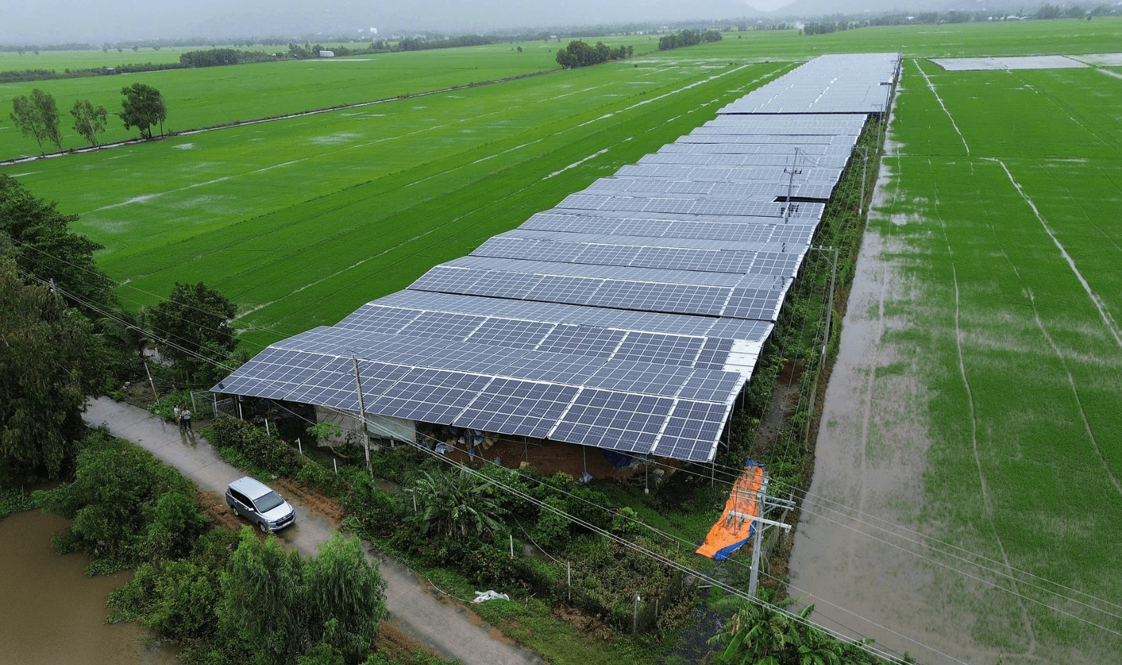 Cinematic wide shot of a large modern factory with rooftop solar panels